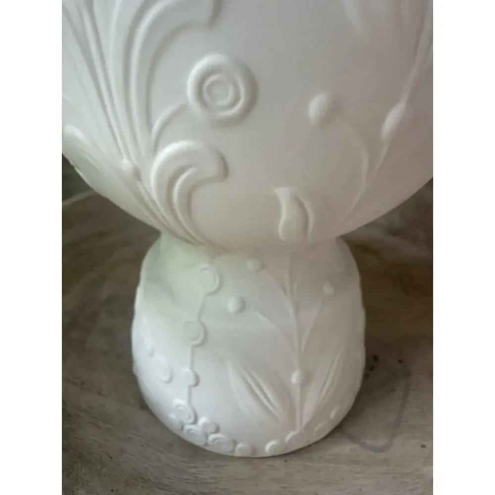 Lladró White Porcelain Vase Designed by Julio Fernández, 1971–1974 floral 9x4”
